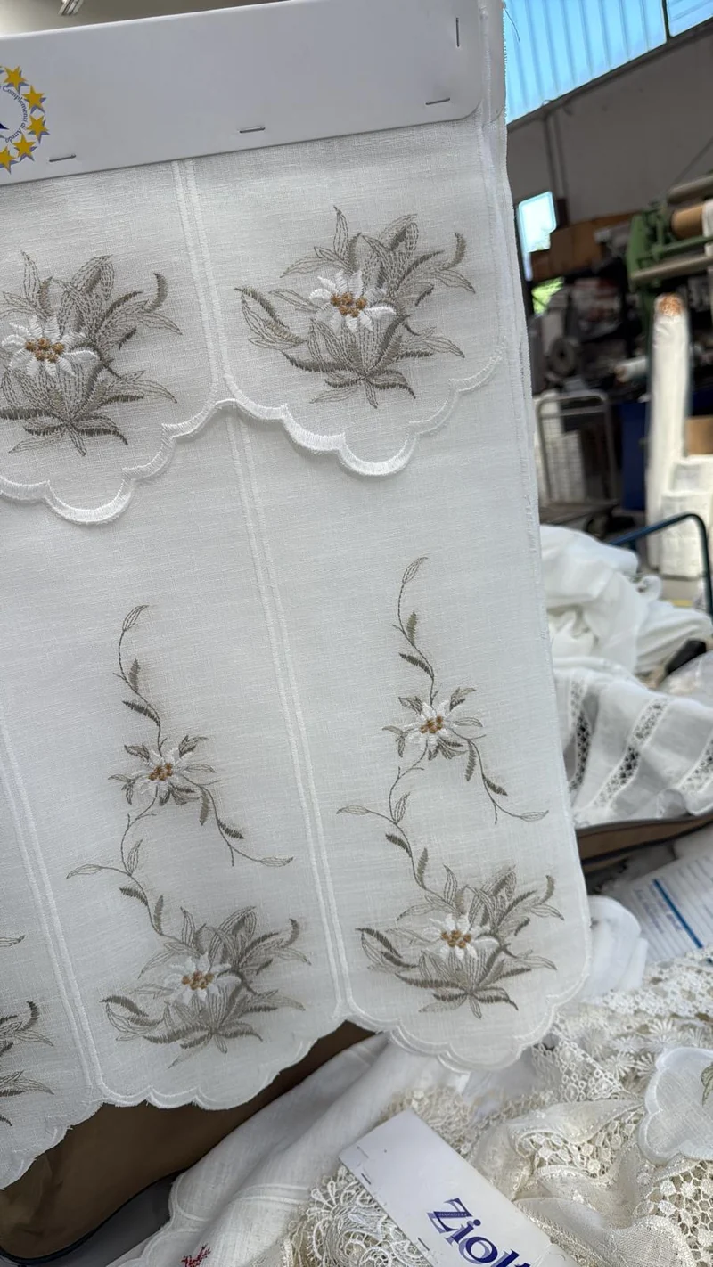 tendina h 60 e h 120 e mantovanina in coordinato ricamata in rilievo produzione italiana
