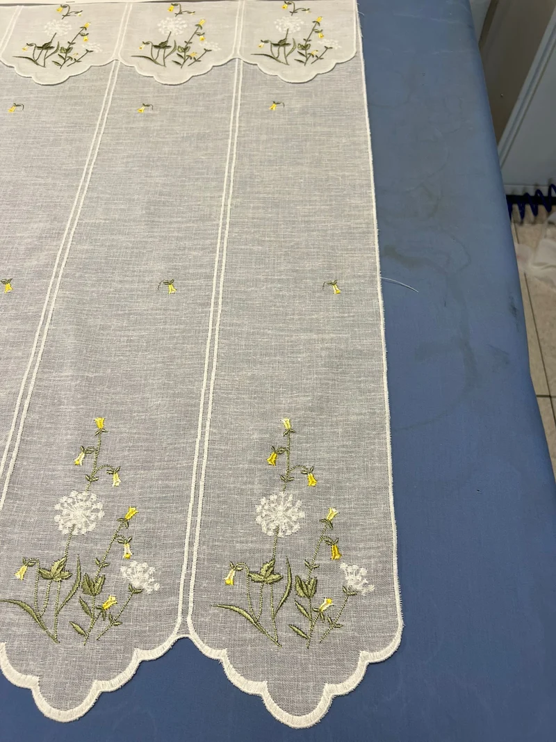 Tendina tirolese h 60, h 90 h 150 ,h 240 e mantovanina h 25 Campanula gialla,rossa e blu ricamata in rilievo disegnata e progettata in Italia