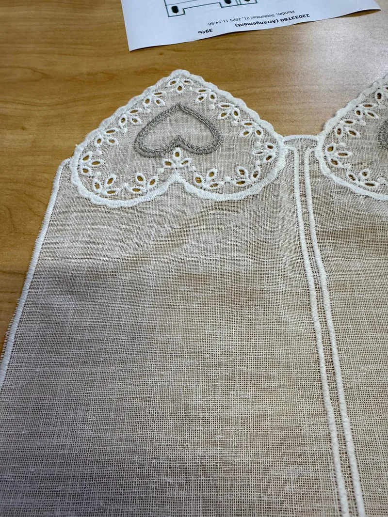 Tendina tirolese h 60 con mantovanina h 24 con cuore ricamato in rilievo con macramè .