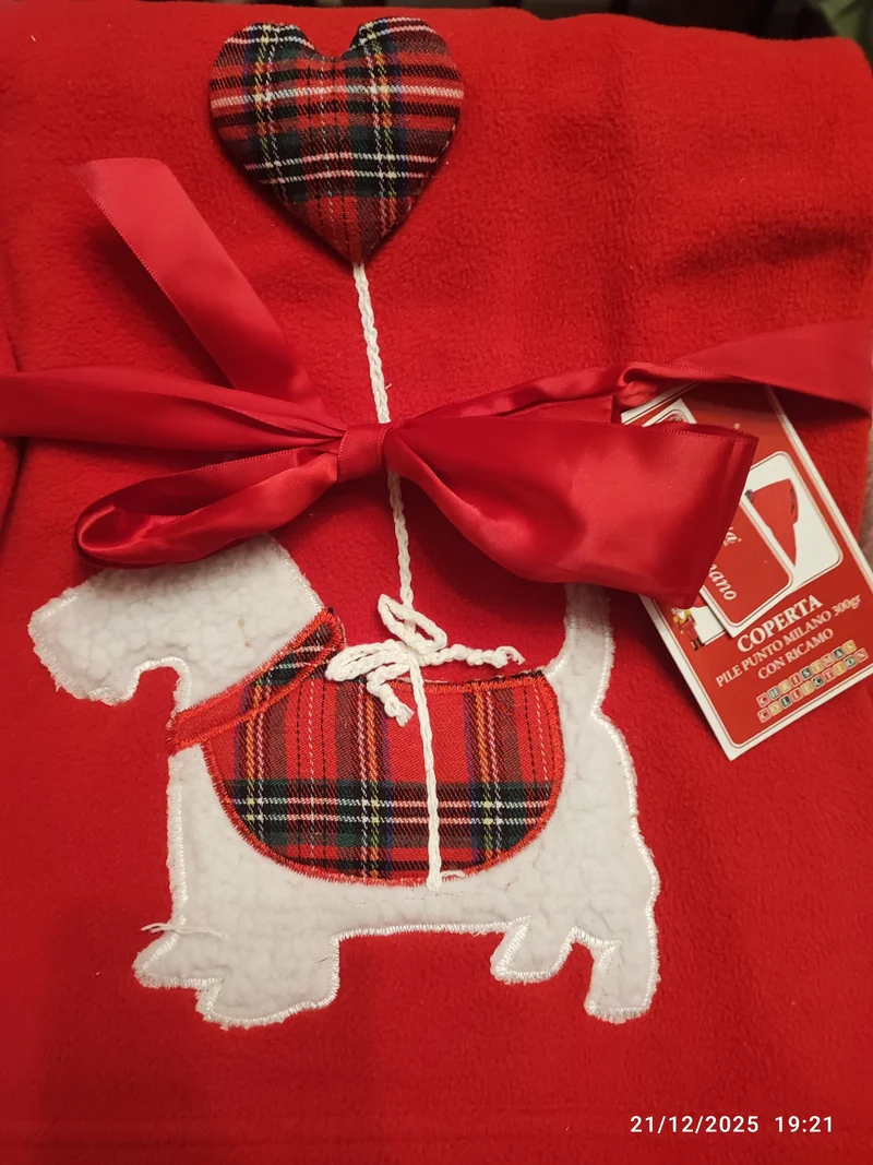Plaid rosso della Preziosa lavorato e ricamato a mano 139x160 produzione italiana.