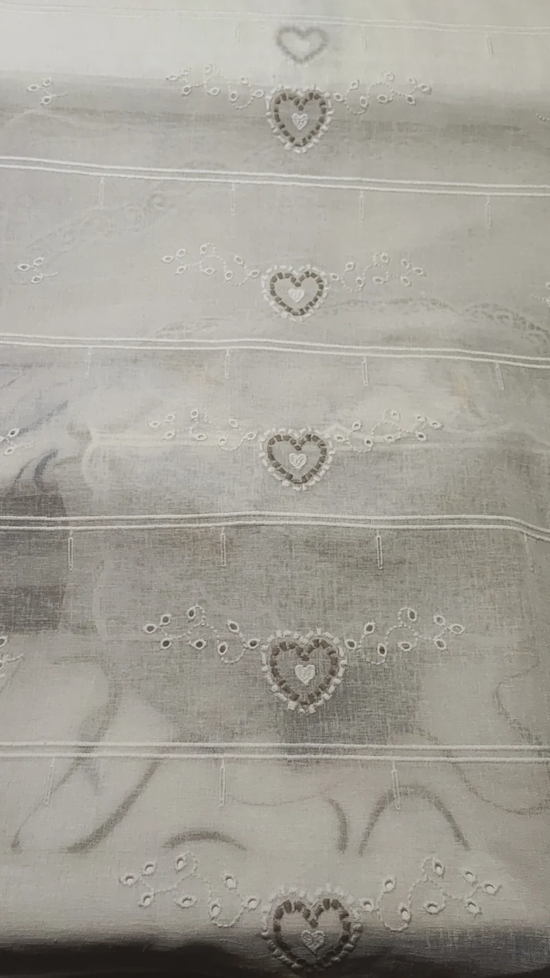 Tendine taglio orizzontale larga 60 cm con ricamo cuore