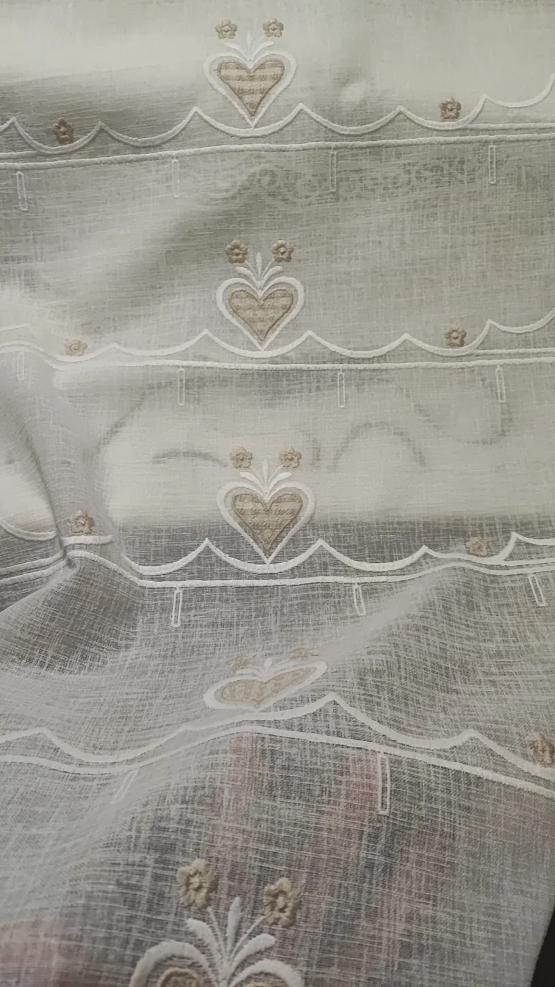 Tendina taglio orizzontale larga 60 cm con ricamo cuore