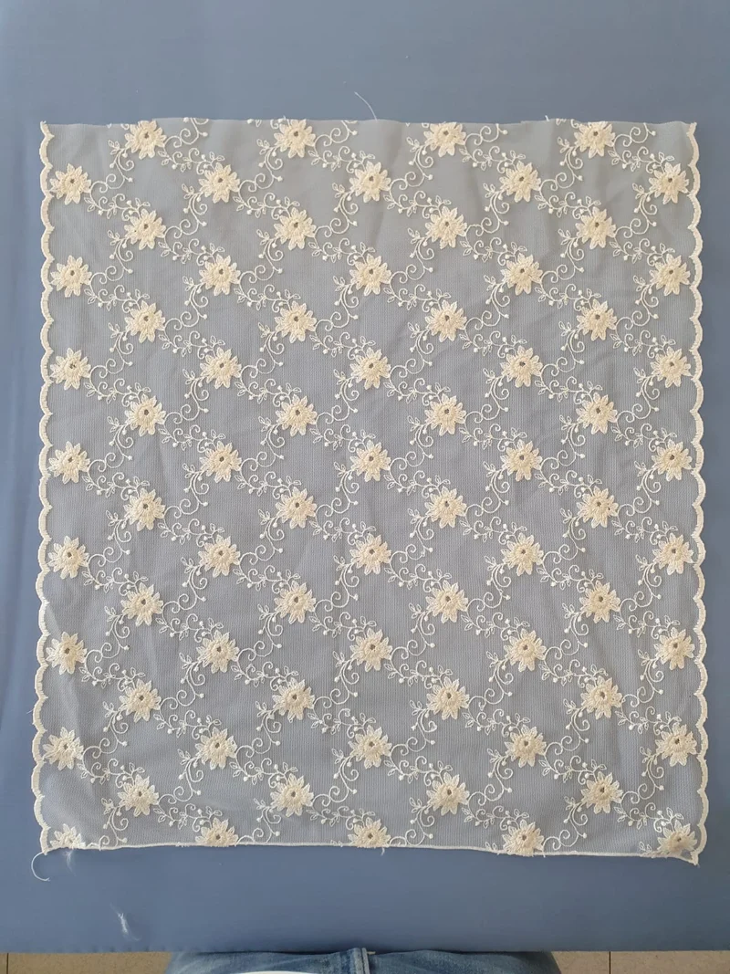 Tendina di tulle ricamata in rilievo larga 60 cm confezionata produzione e disegnata in Italia se