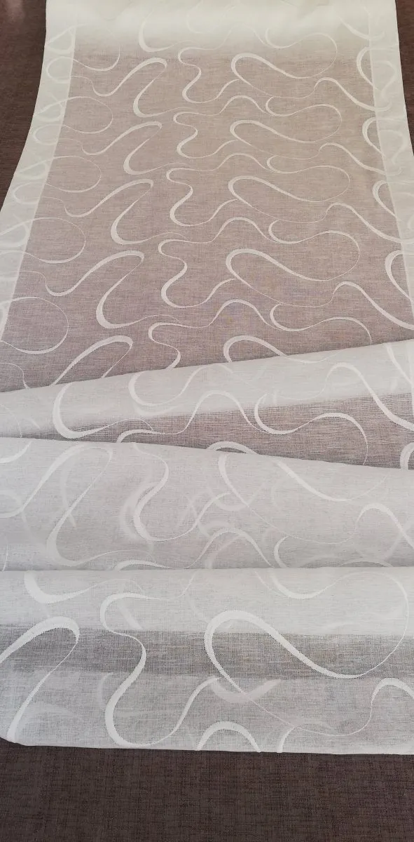 Tendina confezionata a vetro larga 60 cm ricamata disegno con onde di colore bianco, grigio , beige e blu