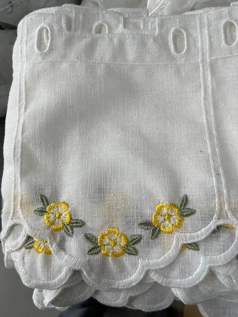 Mantovanina ricamata con fiori gialli